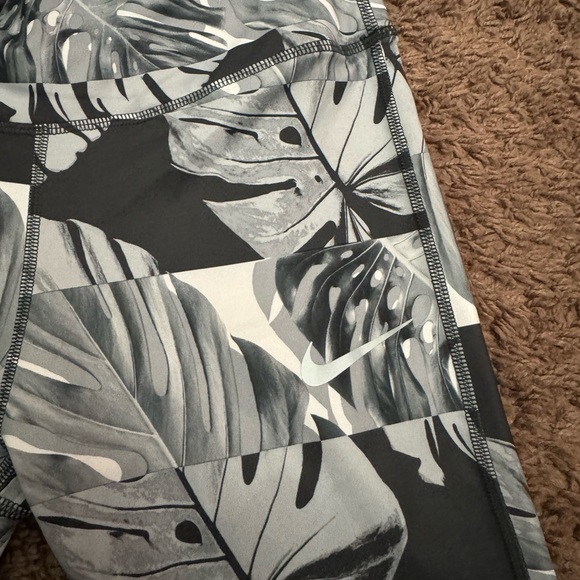 2 FOR $25Nike Dri-Fit Leaf Print Botanical Black Power Crop Leggings High Rise S - Picture 3 of 9